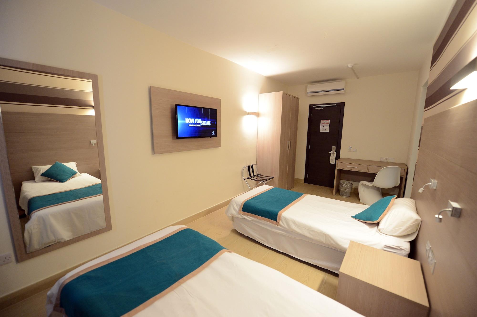 Day'S Inn Hotel And Residence Слима Екстериор снимка