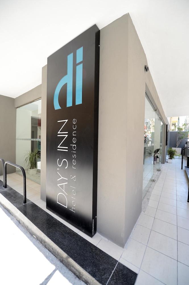 Day'S Inn Hotel And Residence Слима Екстериор снимка