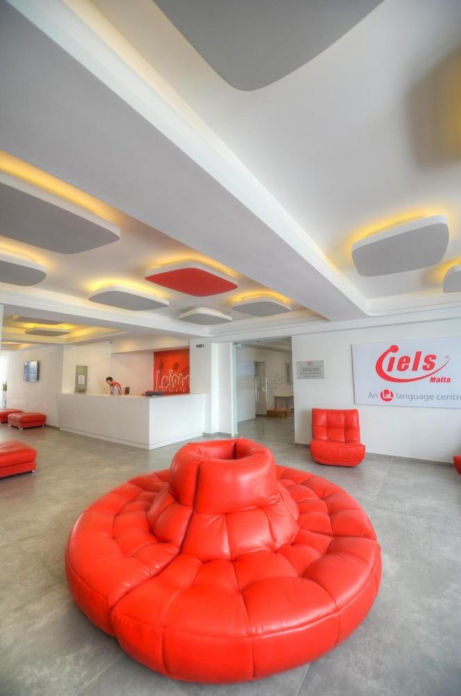 Day'S Inn Hotel And Residence Слима Екстериор снимка