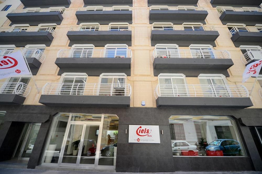 Day'S Inn Hotel And Residence Слима Екстериор снимка