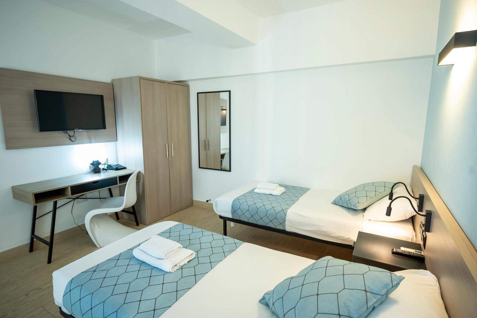 Day'S Inn Hotel And Residence Слима Екстериор снимка