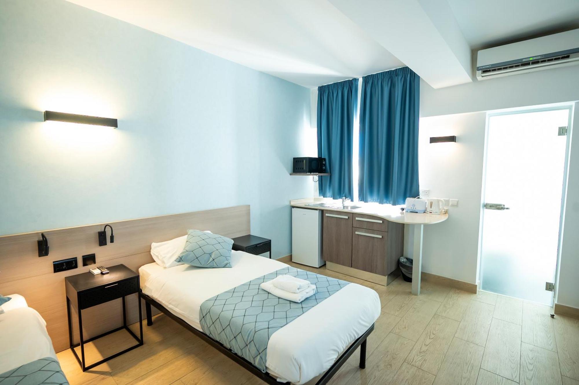 Day'S Inn Hotel And Residence Слима Екстериор снимка