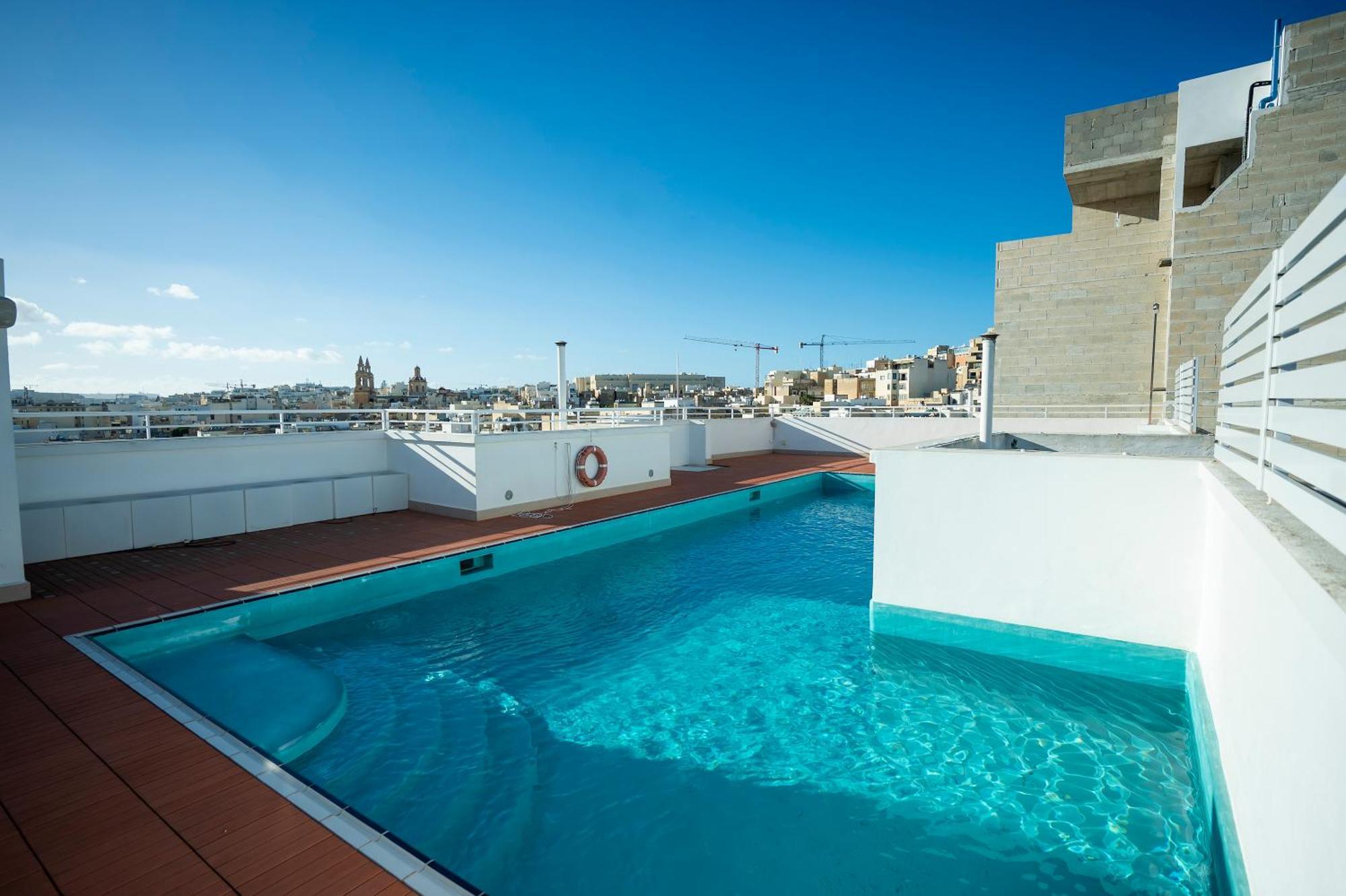 Day'S Inn Hotel And Residence Слима Екстериор снимка