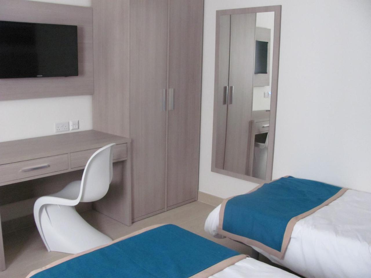 Day'S Inn Hotel And Residence Слима Екстериор снимка