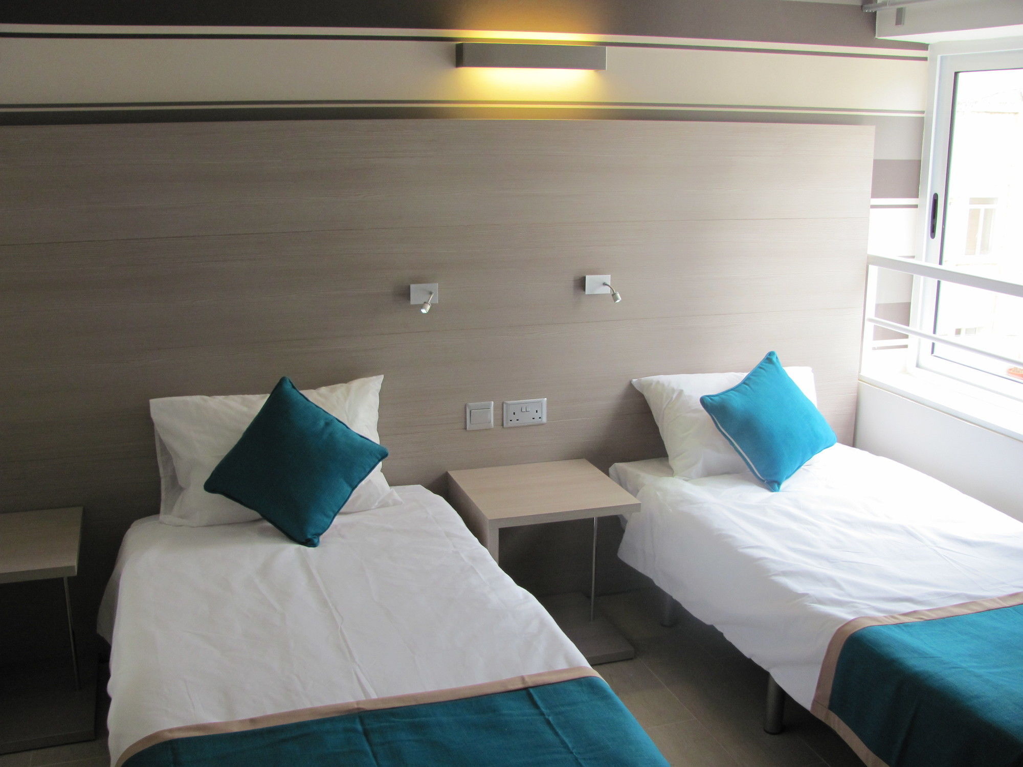 Day'S Inn Hotel And Residence Слима Екстериор снимка